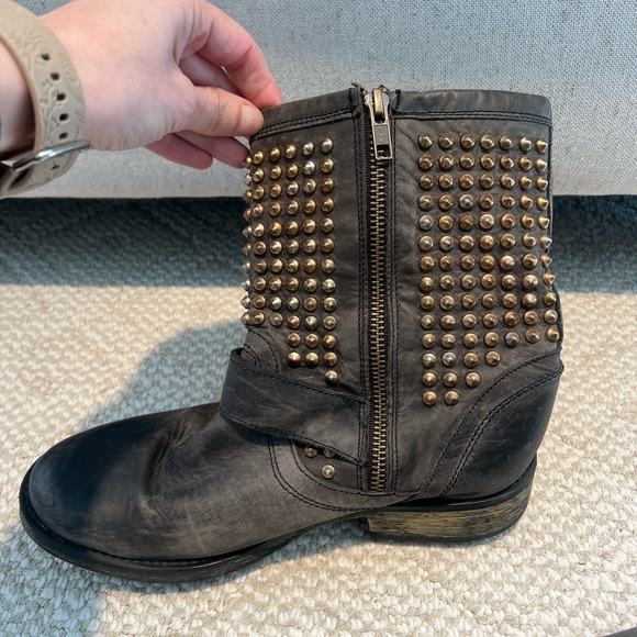 Steve Madden black Monicaa gold studded motorcycle boots | Size 8.5 | Preowned - Picture 7 of 9